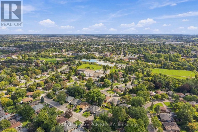 70 TECUMSEH DRIVE, Aurora (Aurora Heights), Ontario, L4G2X4
