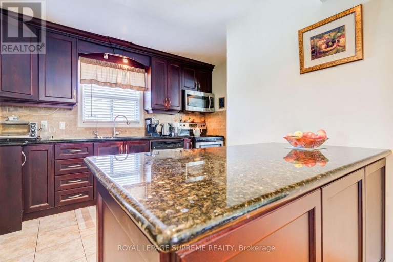 136 WINSTON PARK BOULEVARD, Toronto (Downsview-Roding-CFB), Ontario, M3K1C5