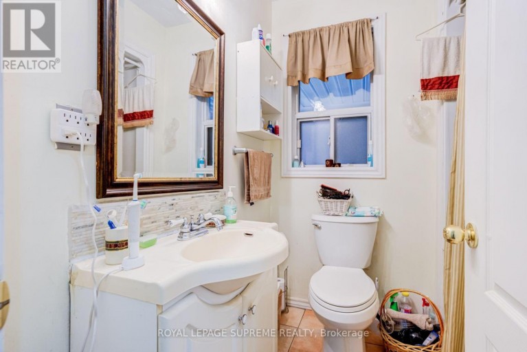136 WINSTON PARK BOULEVARD, Toronto (Downsview-Roding-CFB), Ontario, M3K1C5