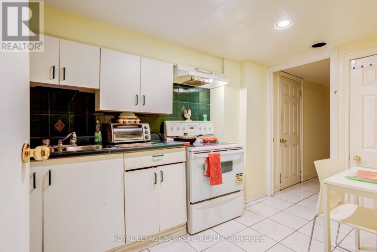 136 WINSTON PARK BOULEVARD, Toronto (Downsview-Roding-CFB), Ontario, M3K1C5
