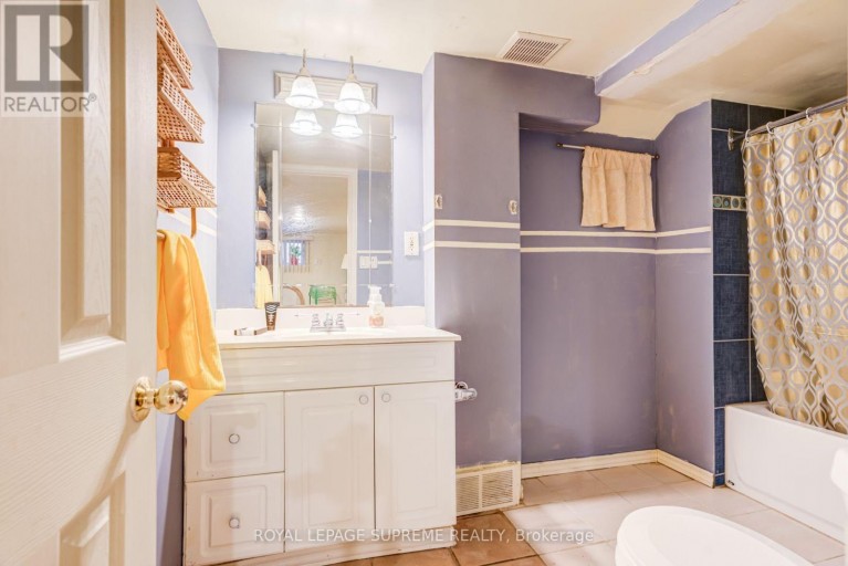 136 WINSTON PARK BOULEVARD, Toronto (Downsview-Roding-CFB), Ontario, M3K1C5