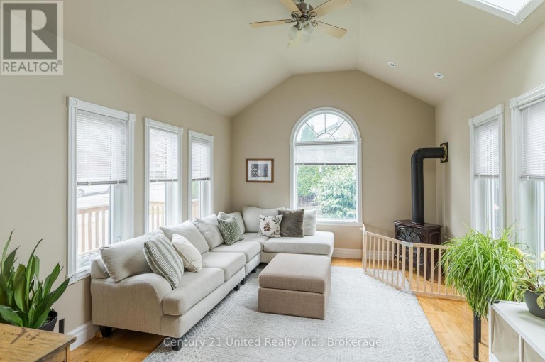598 DOWNIE STREET, Peterborough (Town Ward 3), Ontario, K9H4K1