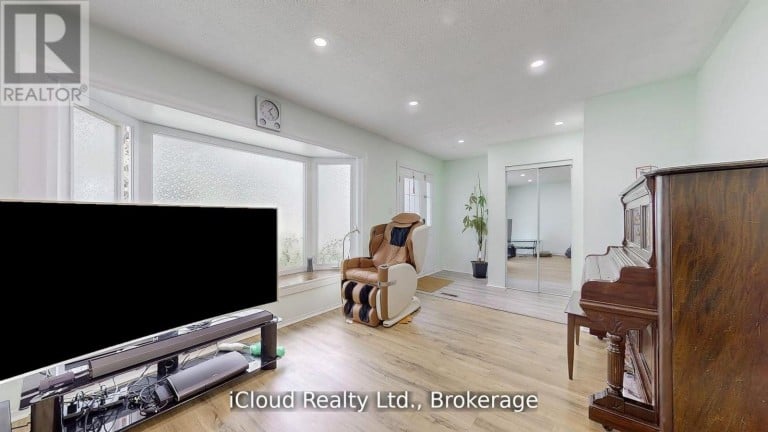 19 FLAMINGO CRESCENT, Brampton (Southgate), Ontario, L6T2G4