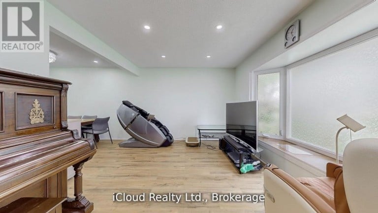 19 FLAMINGO CRESCENT, Brampton (Southgate), Ontario, L6T2G4