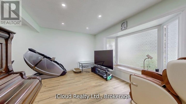 19 FLAMINGO CRESCENT, Brampton (Southgate), Ontario, L6T2G4