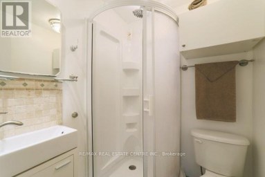 MAIN LEVEL STUDIO - 1 HIAWATHA ROAD Toronto (Greenwood-Coxwell) Ontario photo 4