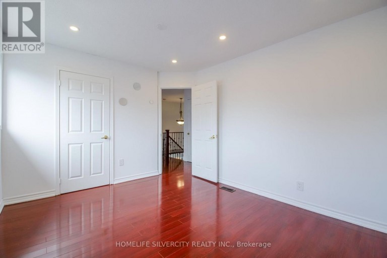 22 MEADOW GLADE ROAD, Brampton (Sandringham-Wellington), Ontario, L6R1Z7