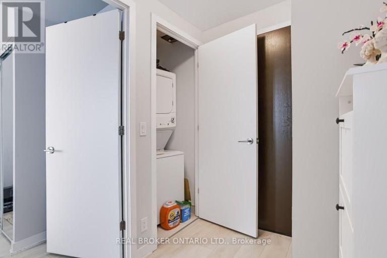 4207 - 2221 YONGE STREET, Toronto (Mount Pleasant West), Ontario, M4S2B4