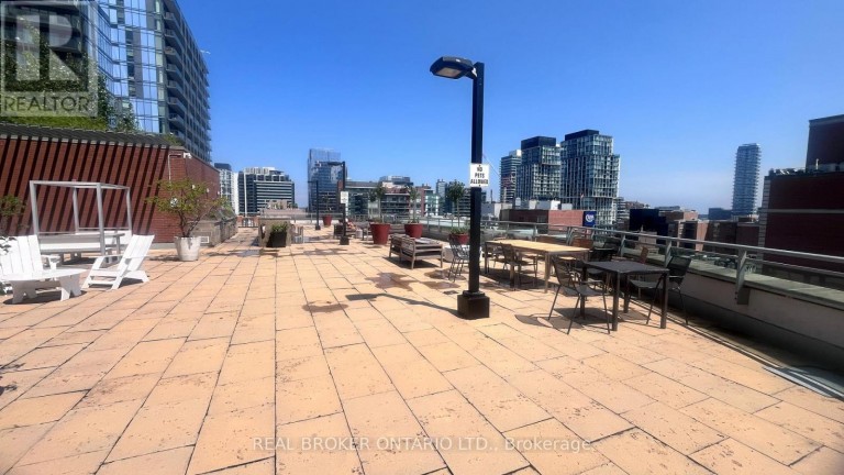 1702 - 112 GEORGE STREET, Toronto (Moss Park), Ontario, M5A2M5