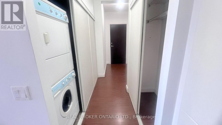1702 - 112 GEORGE STREET, Toronto (Moss Park), Ontario, M5A2M5