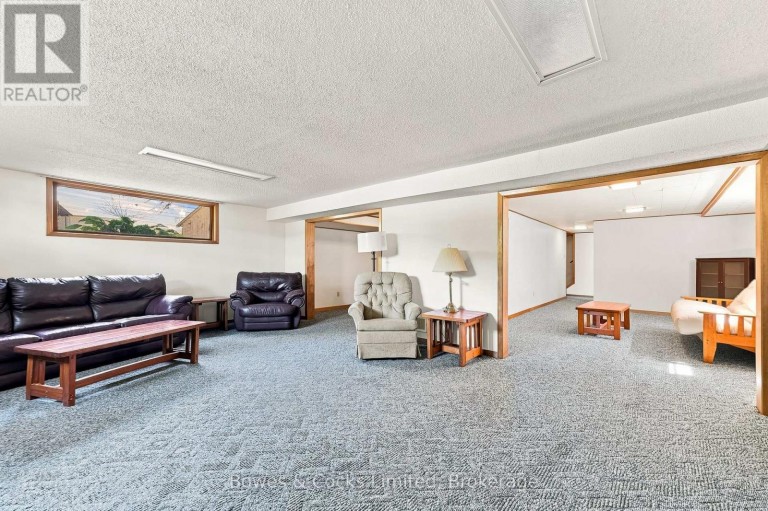 687 LUNDY'S LANE, Peterborough (Otonabee Ward 1), Ontario, K9J4J9