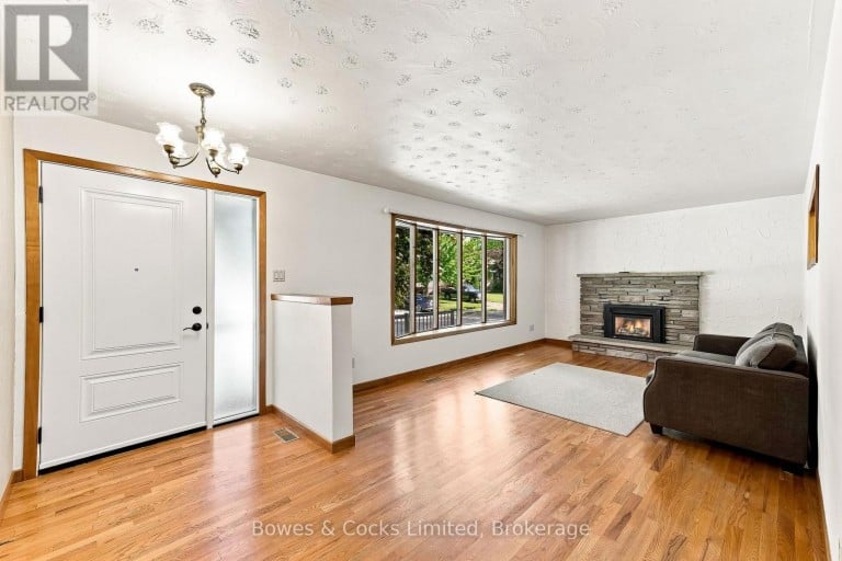 687 LUNDY'S LANE, Peterborough (Otonabee Ward 1), Ontario, K9J4J9