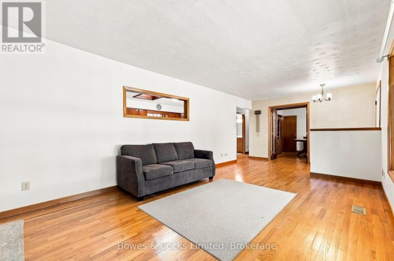 687 LUNDY'S LANE, Peterborough (Otonabee Ward 1), Ontario, K9J4J9