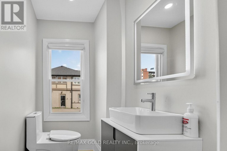 3 WARDROPE AVENUE, Hamilton (Stoney Creek), Ontario, L8G1R9