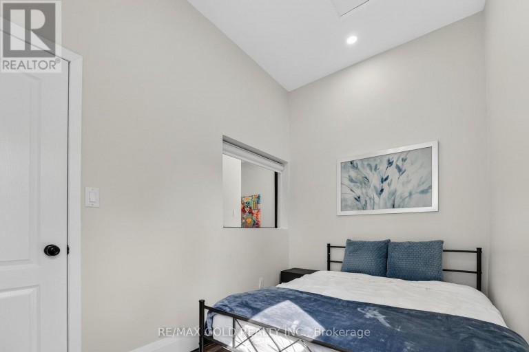3 WARDROPE AVENUE, Hamilton (Stoney Creek), Ontario, L8G1R9