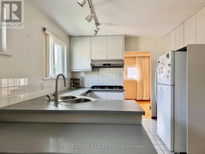 64 GROVE PARK CRESCENT, Toronto (Don Valley Village), Ontario, M2J2C8