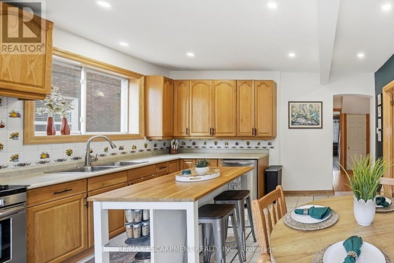 17 TUXEDO AVENUE S, Hamilton (Delta), Ontario, L8K2R7