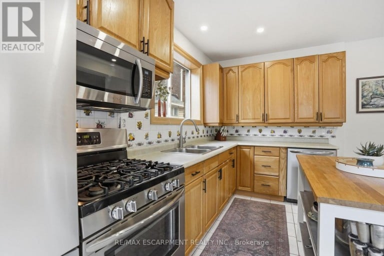 17 TUXEDO AVENUE S, Hamilton (Delta), Ontario, L8K2R7