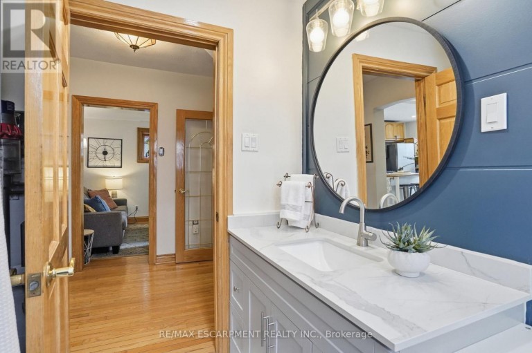 17 TUXEDO AVENUE S, Hamilton (Delta), Ontario, L8K2R7