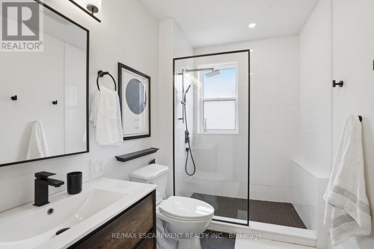 17 TUXEDO AVENUE S, Hamilton (Delta), Ontario, L8K2R7