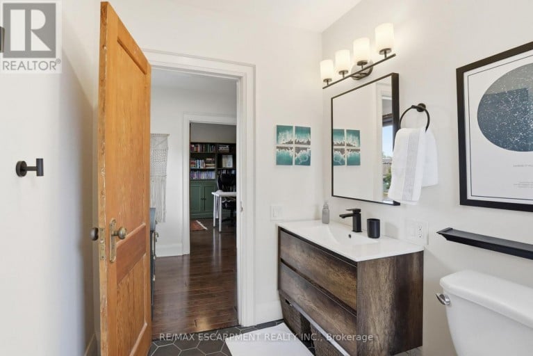 17 TUXEDO AVENUE S, Hamilton (Delta), Ontario, L8K2R7