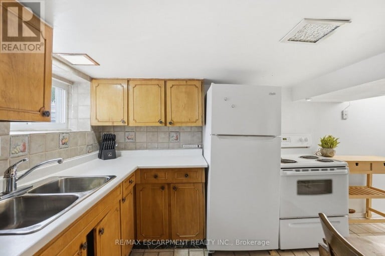 17 TUXEDO AVENUE S, Hamilton (Delta), Ontario, L8K2R7