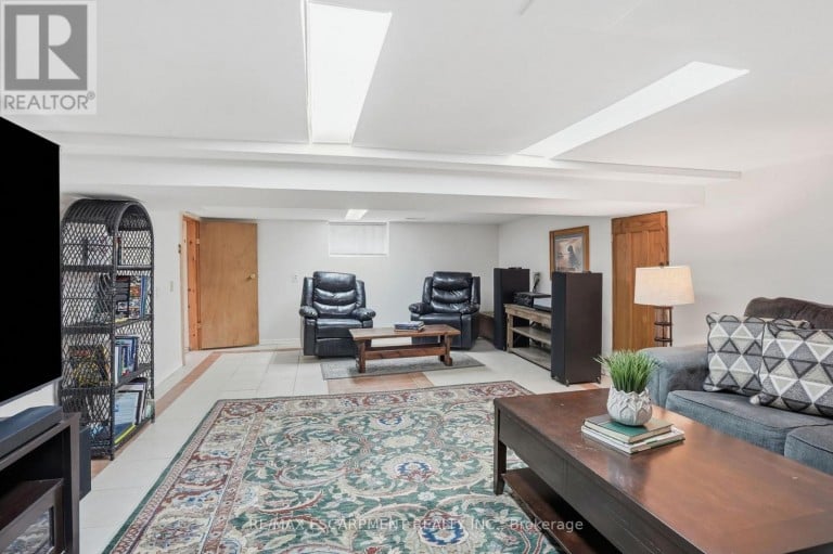 17 TUXEDO AVENUE S, Hamilton (Delta), Ontario, L8K2R7