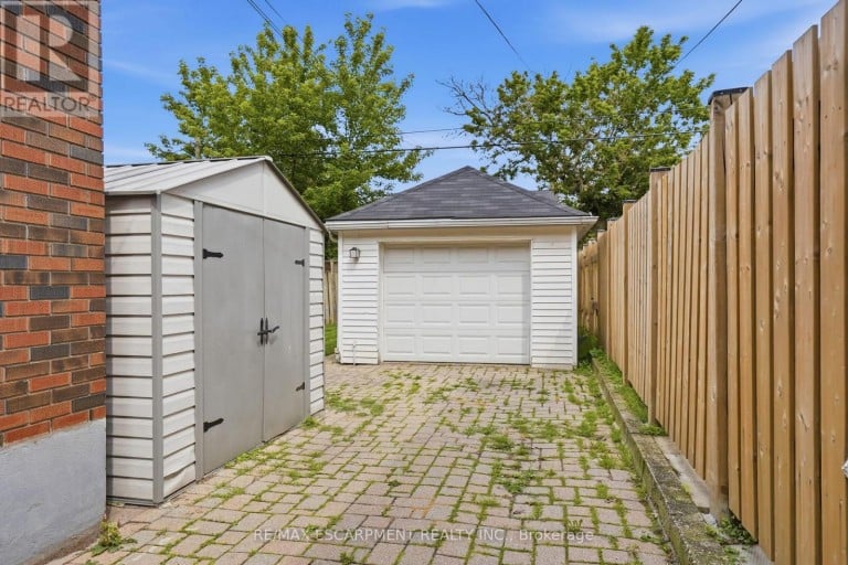17 TUXEDO AVENUE S, Hamilton (Delta), Ontario, L8K2R7