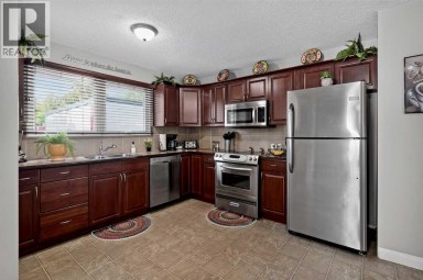 131 Cedarpark Drive SW Calgary Alberta photo 11