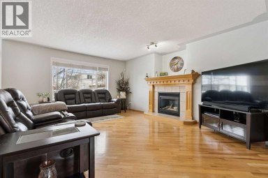 115 Cove Crescent Chestermere Alberta photo 3