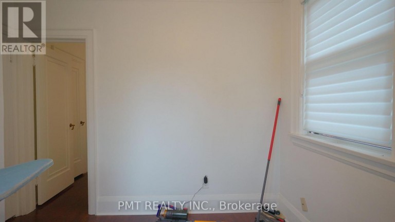 UPPER - 2 LARKIN AVENUE, Toronto (High Park-Swansea), Ontario, M6S1L8