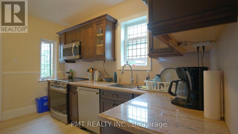 UPPER - 2 LARKIN AVENUE, Toronto (High Park-Swansea), Ontario, M6S1L8