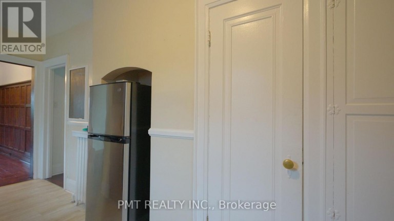 UPPER - 2 LARKIN AVENUE, Toronto (High Park-Swansea), Ontario, M6S1L8