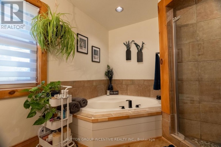 17 BRIDLE PATH, Oro-Medonte (Horseshoe Valley), Ontario, L0L2L0