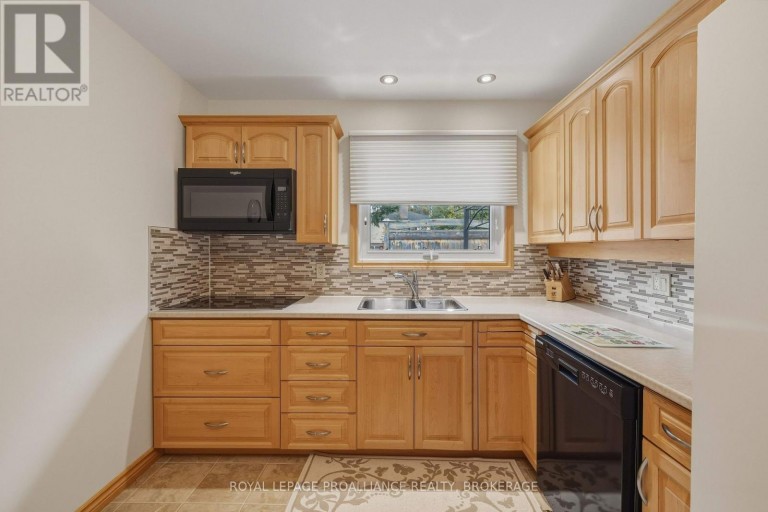 424 MAPLE RIDGE DRIVE, Kingston (South of Taylor-Kidd Blvd), Ontario, K7M5P3