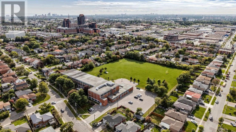 1 - 70 GREEN GARDENS BOULEVARD, Toronto (Englemount-Lawrence), Ontario, M6A0E6