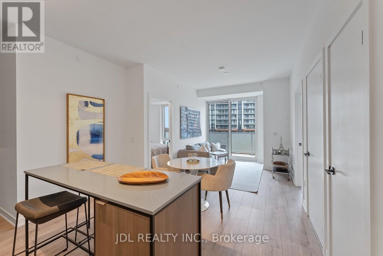 519 - 215 LAKESHORE ROAD W, Mississauga (Port Credit), Ontario, L5H0A7