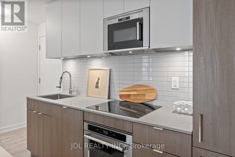 519 - 215 LAKESHORE ROAD W, Mississauga (Port Credit), Ontario, L5H0A7