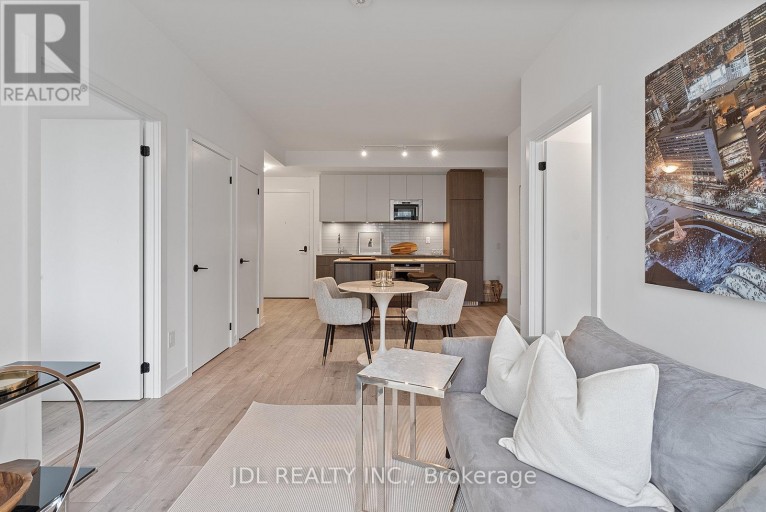 519 - 215 LAKESHORE ROAD W, Mississauga (Port Credit), Ontario, L5H0A7