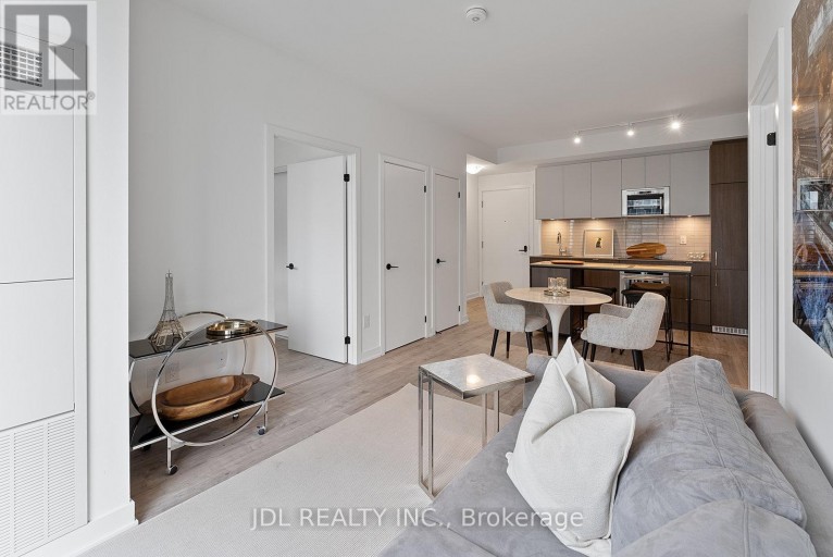 519 - 215 LAKESHORE ROAD W, Mississauga (Port Credit), Ontario, L5H0A7