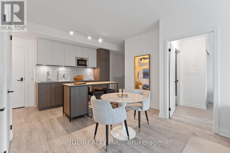 519 - 215 LAKESHORE ROAD W, Mississauga (Port Credit), Ontario, L5H0A7