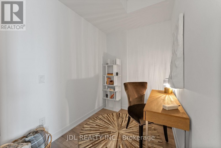 519 - 215 LAKESHORE ROAD W, Mississauga (Port Credit), Ontario, L5H0A7