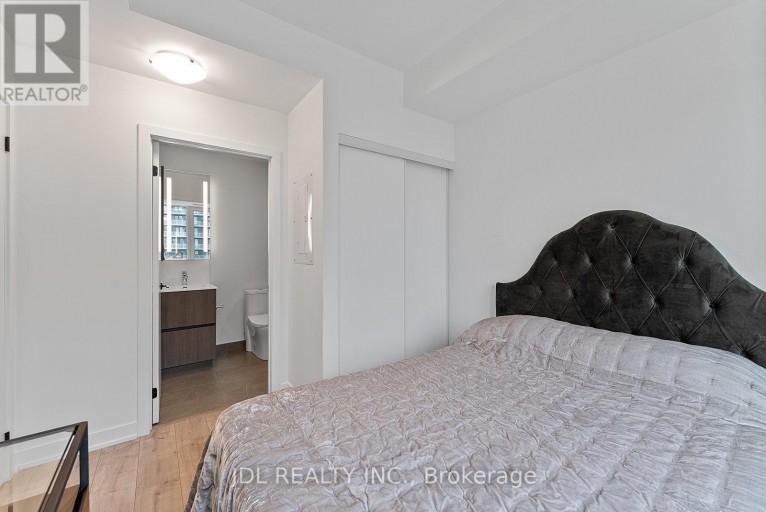 519 - 215 LAKESHORE ROAD W, Mississauga (Port Credit), Ontario, L5H0A7