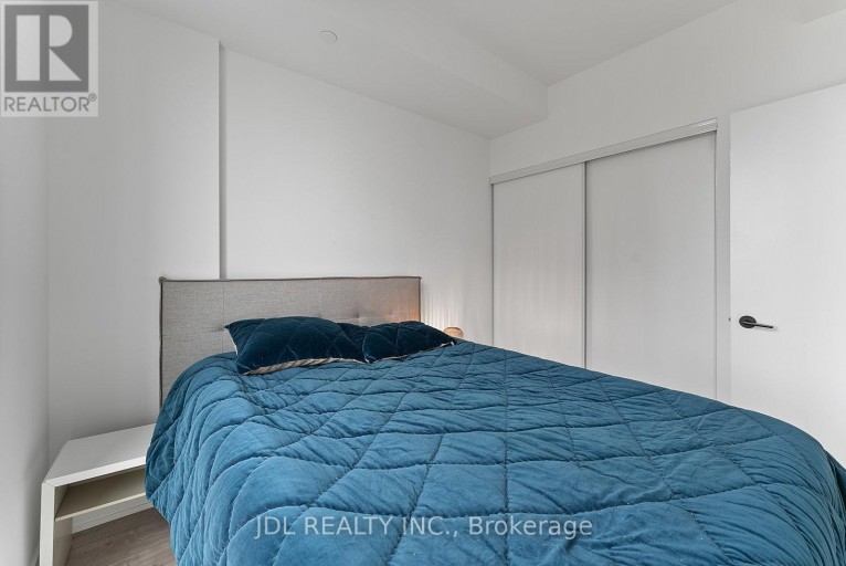 519 - 215 LAKESHORE ROAD W, Mississauga (Port Credit), Ontario, L5H0A7