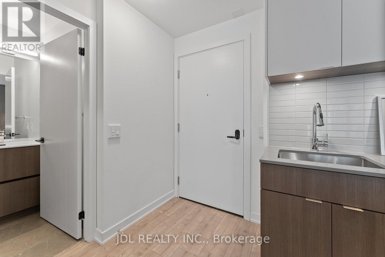 519 - 215 LAKESHORE ROAD W, Mississauga (Port Credit), Ontario, L5H0A7