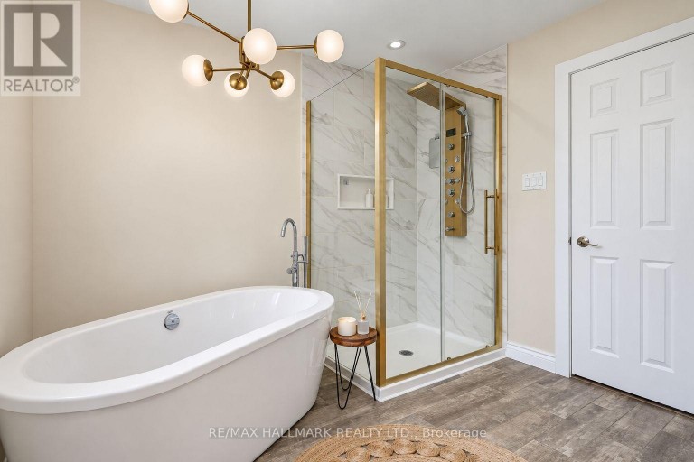 648 MOSSBANK COURT, Newmarket (Huron Heights-Leslie Valley), Ontario, L3Y3B1