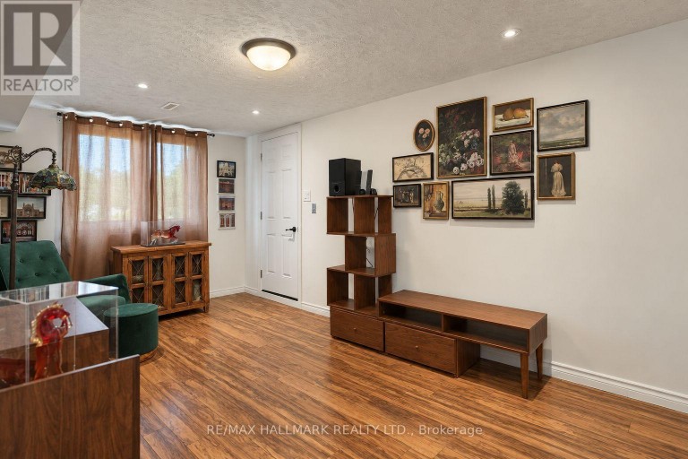 648 MOSSBANK COURT, Newmarket (Huron Heights-Leslie Valley), Ontario, L3Y3B1