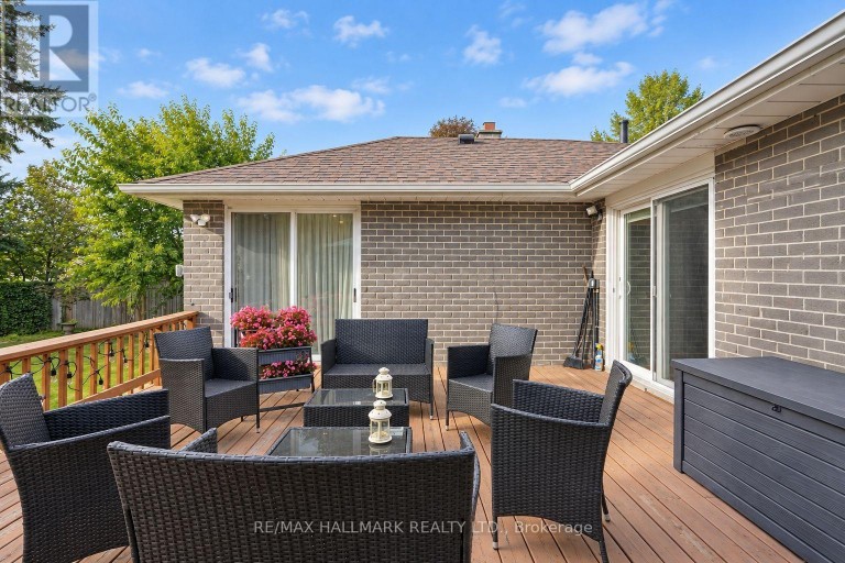 648 MOSSBANK COURT, Newmarket (Huron Heights-Leslie Valley), Ontario, L3Y3B1
