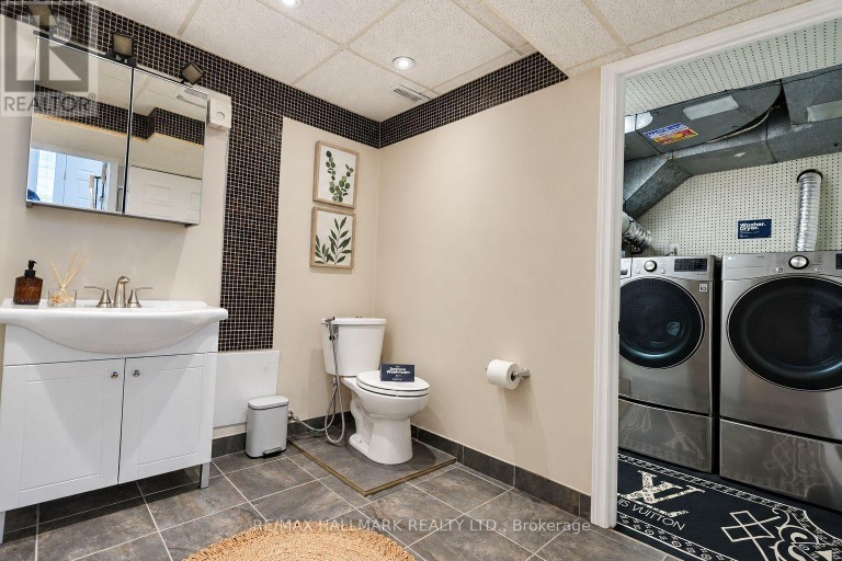 648 MOSSBANK COURT, Newmarket (Huron Heights-Leslie Valley), Ontario, L3Y3B1