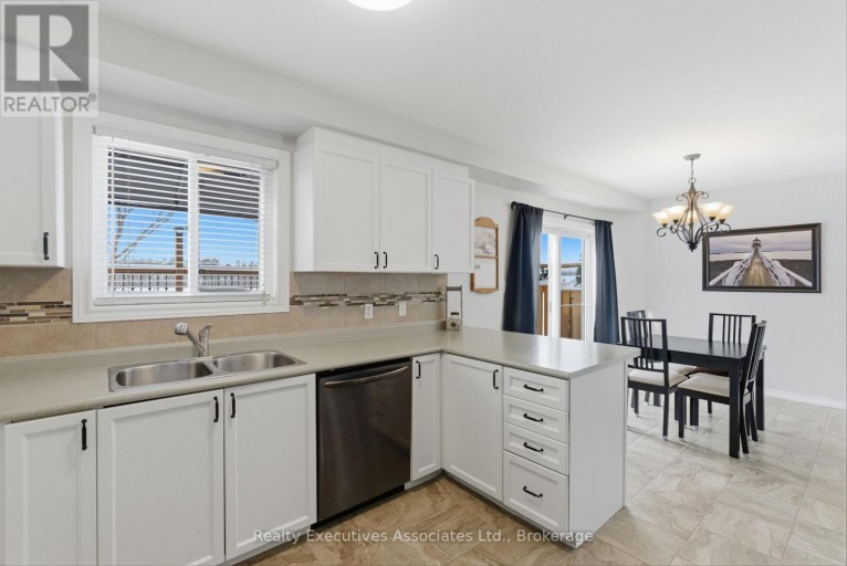 71 TRUAX STREET, Kawartha Lakes (Lindsay), Ontario, K9V0E3